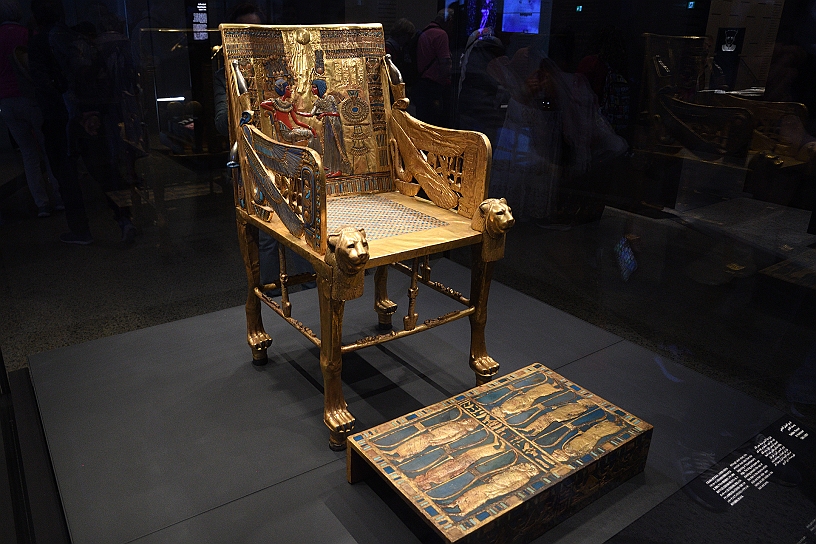 74 MAK_7210.jpg - Trono cerimoniale del faraone realizzato in legno ricoperto da foglia d'oro e argento, decorato con pietre come lapislazzuli, turchesi e corniola.